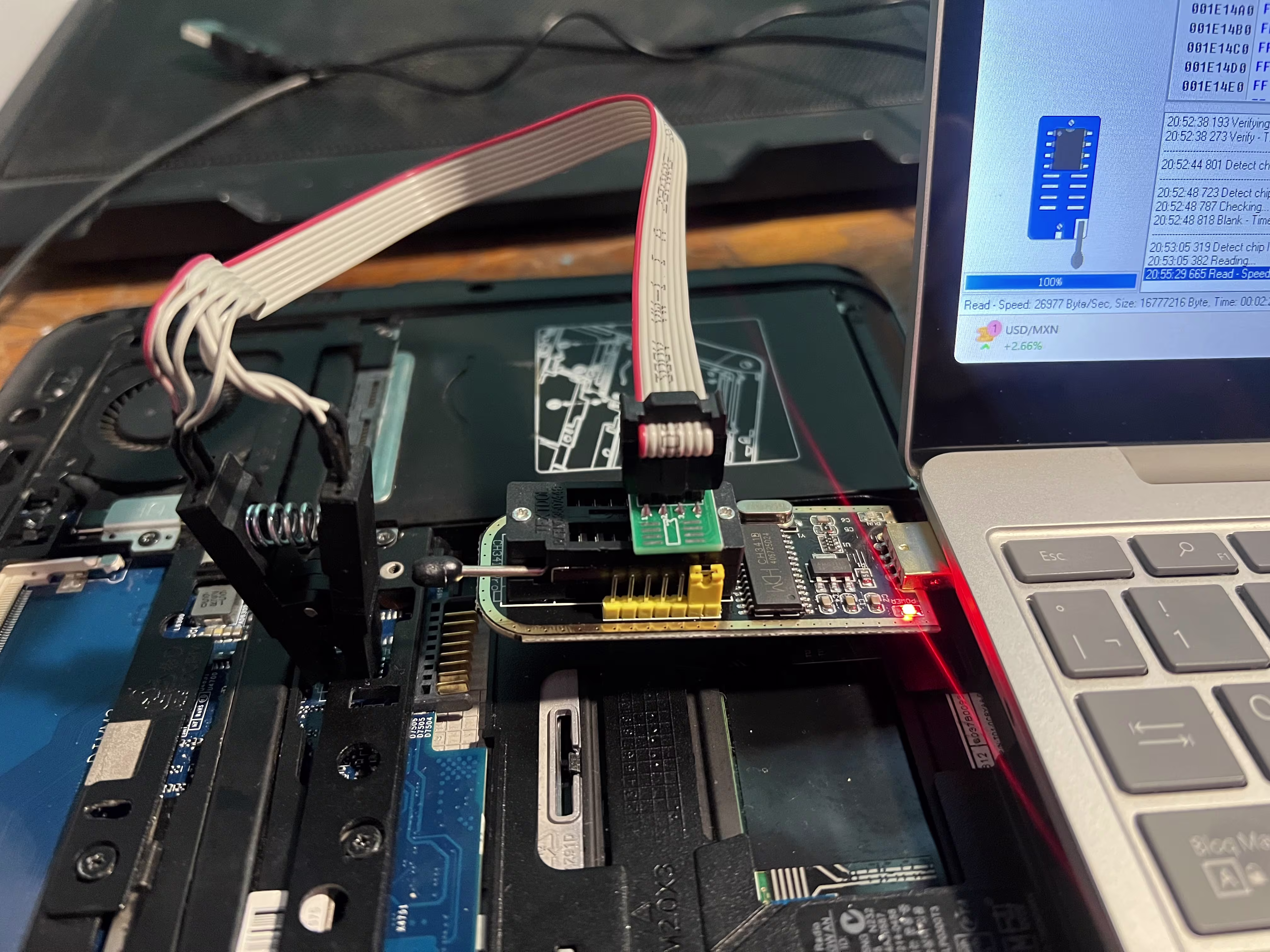 Programador CH341A utilizado para reprogramar memorias EEPROM de BIOS