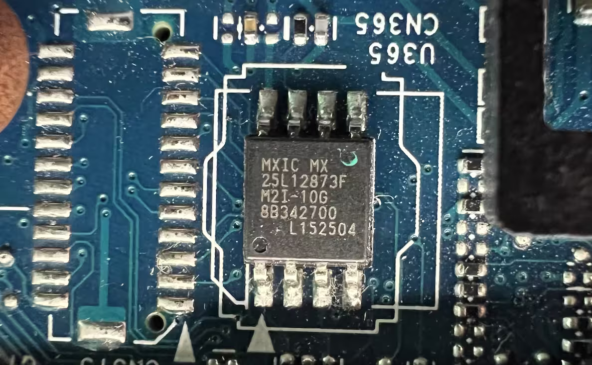 Chip de memoria usado en procesos de reprogramación EEPROM