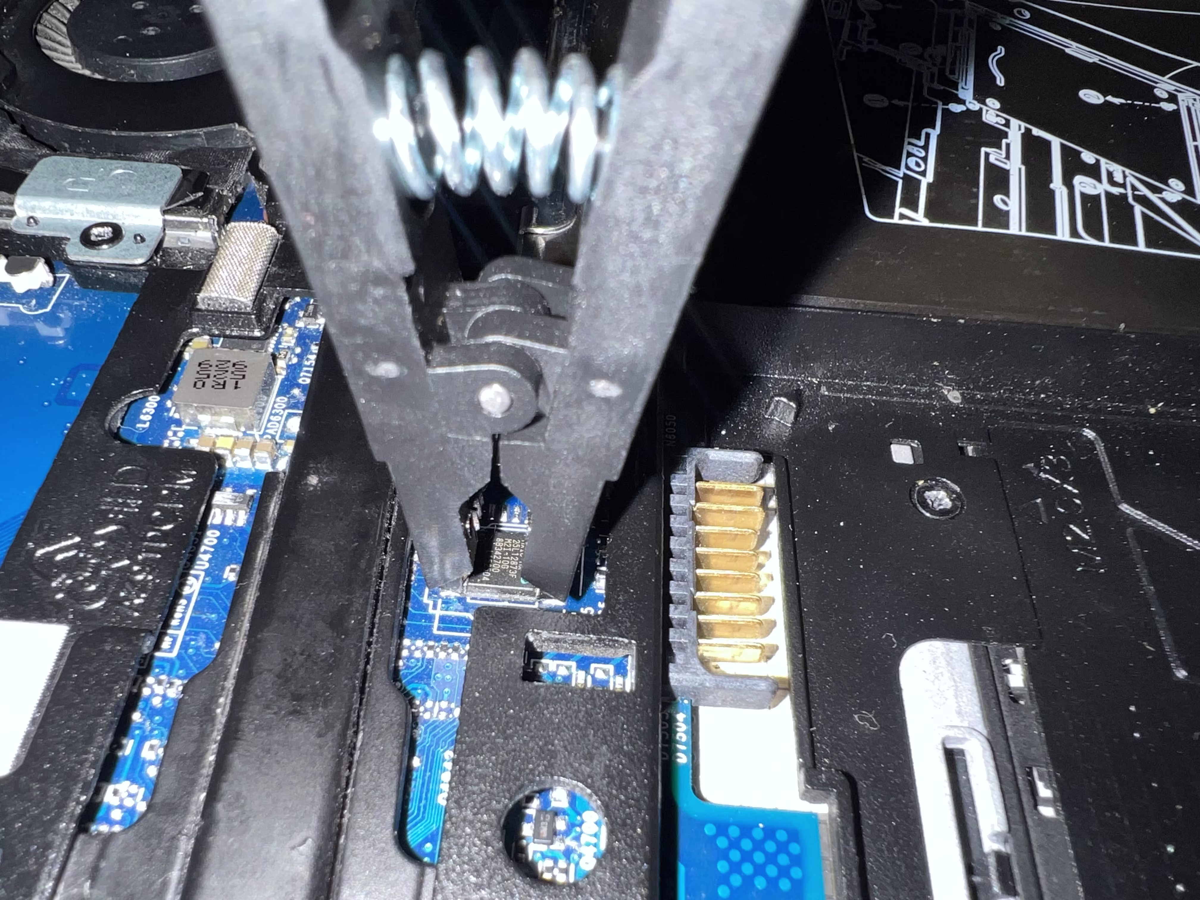 Memoria EEPROM conectada al programador CH341A mediante pinza SOIC